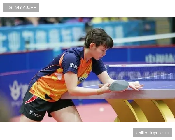 何卓佳训练完啃黄瓜的样子，真不像拿过国际赛冠军的人